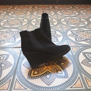 Cute black fox suede H&M boot wedges